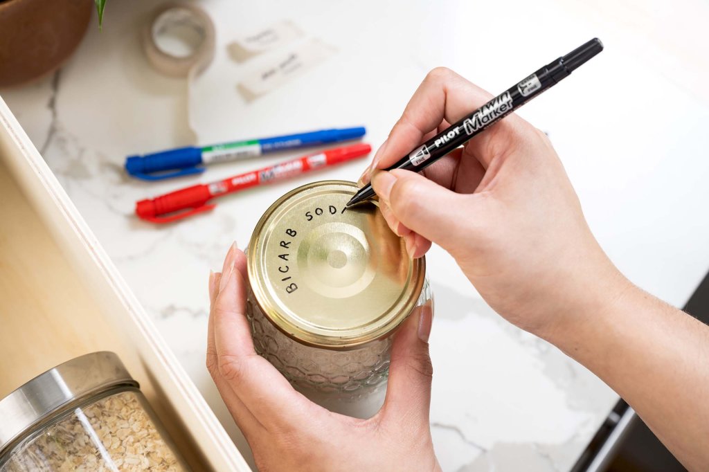 PILOT Pen BeGreen Twin Marker in black being used to Label the lid of a jar.